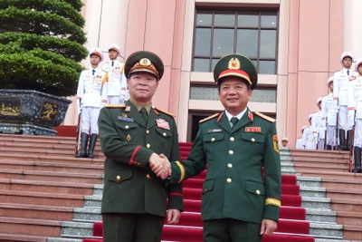 Đại tướng Trịnh Văn Quyết đón và Trung tướng Vongsone Inpanphim tại lễ đón.