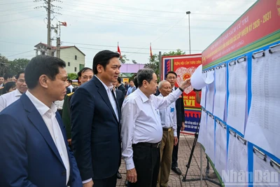 Chủ tịch Quốc hội, Chủ tịch Hội đồng Bầu cử Quốc gia Trần Thanh Mẫn kiểm tra công tác bầu cử tại khu vực bỏ phiếu xóm Phúc Long, xã Hưng Nguyên, tỉnh Nghệ An. (Ảnh: DUY LINH)