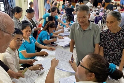 Hội Phụ nữ xã Ô Diên (Hà Nội) hướng dẫn người dân khai hồ sơ trợ cấp bảo hiểm xã hội. (Ảnh: DIỆU THƯƠNG)