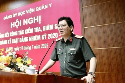 Trung tướng, Giáo sư, Tiến sĩ Nghiêm Đức Thuận, Bí thư Đảng ủy, Chính ủy Học viện Quân y phát biểu tại hội nghị.