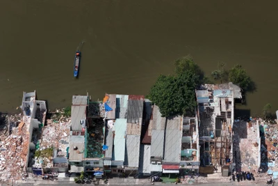 Các hộ dân ven bờ phía bắc kênh Đôi tại Thành phố Hồ Chí Minh đang khẩn trương tháo dỡ nhà cửa, bàn giao mặt bằng cho dự án chỉnh trang đô thị.