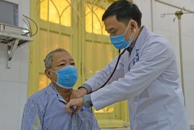 Bác sĩ khám cho bệnh nhân đái tháo đường. (Ảnh minh họa)