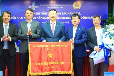 Lãnh đạo Petrovietnam trao Cờ thi đua đơn vị tiêu biểu xuất sắc tặng VPI. (Ảnh: MINH HÀ)