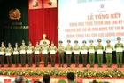 Các học viên nhận giấy chứng nhận hoàn thành khóa học.
