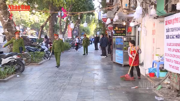 [Video] Công an Hà Nội xem xét trách nhiệm 2 chỉ huy và 14 cán bộ Công an phường để xảy ra vi phạm trật tự đô thị