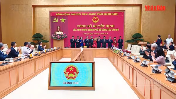 [Video] Thủ tướng trao quyết định giao Quyền Bộ trưởng Bộ Nội vụ và bổ nhiệm Thứ trưởng Thường trực Bộ Dân tộc và Tôn giáo