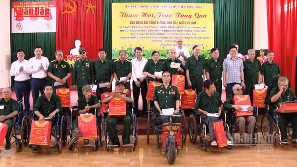 [Video] Tặng quà người có công nhân dịp kỷ niệm Ngày Giải phóng miền Nam