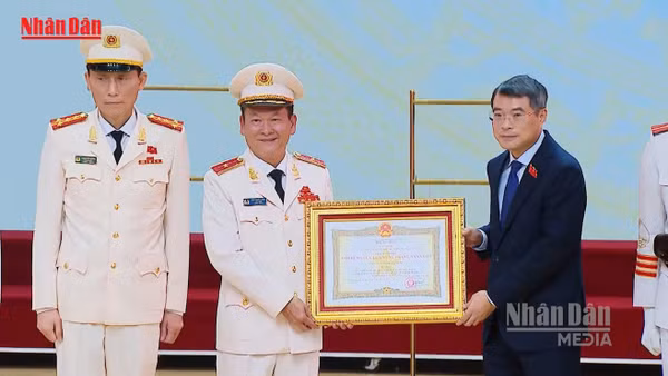 [Video] Thủ tướng Lê Minh Hưng: Công an Hải Phòng cần gắn chặt nhiệm vụ bảo vệ an ninh, an toàn với kiến tạo phát triển