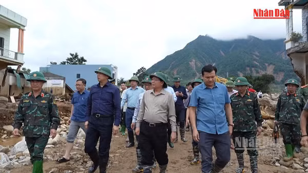 [Video] Phó Thủ tướng Hồ Quốc Dũng chia sẻ mất mát với bà con Mường Than