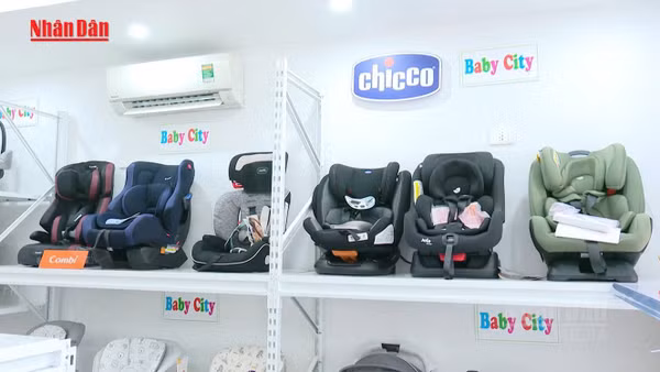 [Video] Từ 15/8, chở trẻ em trên ô tô không có thiết bị an toàn phù hợp sẽ bị phạt cảnh cáo