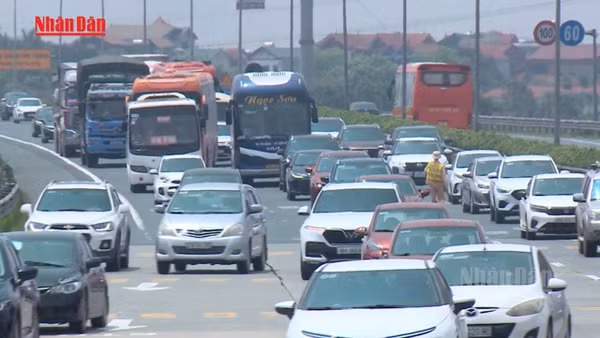 [Video] Cửa ngõ TP Hồ Chí Minh, Hà Nội kẹt cứng ngày đầu nghỉ lễ