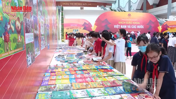 [Video] Học sinh toàn quốc được miễn phí sách giáo khoa từ năm học 2029-2030