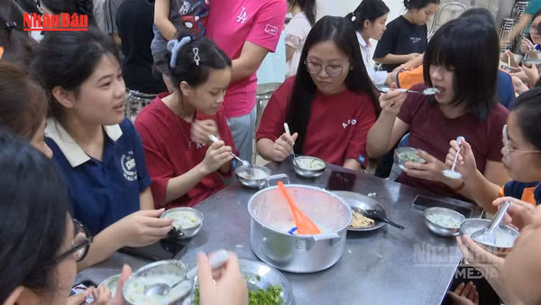 [Video] Nồi cháo nghĩa tình tiếp sức thí sinh dân tộc thiểu số xứ Lạng