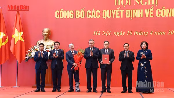[Video] Tổng Bí thư, Chủ tịch nước Tô Lâm trao Quyết định của Bộ Chính trị chỉ định Đảng ủy Quốc hội nhiệm kỳ 2025 – 2030 