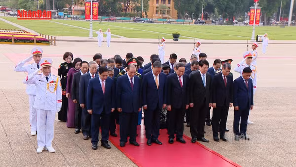 [Video] Lãnh đạo Đảng, Nhà nước vào Lăng viếng Chủ tịch Hồ Chí Minh