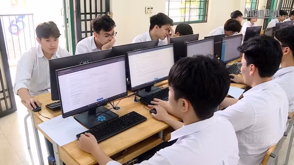  [Video] Hơn 130 đại học công bố điểm chuẩn, nhiều ngành "chạm trần"