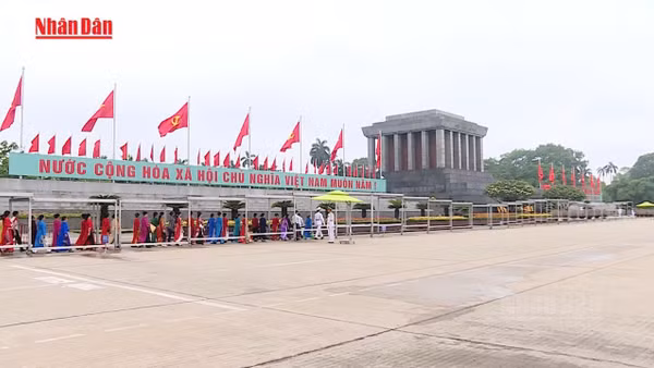 [Video] Hơn 20.000 người vào Lăng viếng Chủ tịch Hồ Chí Minh sáng 30/4