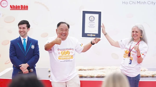 [Video] Xác lập kỷ lục Guinness thế giới từ 631 ổ bánh mì tại Việt Nam