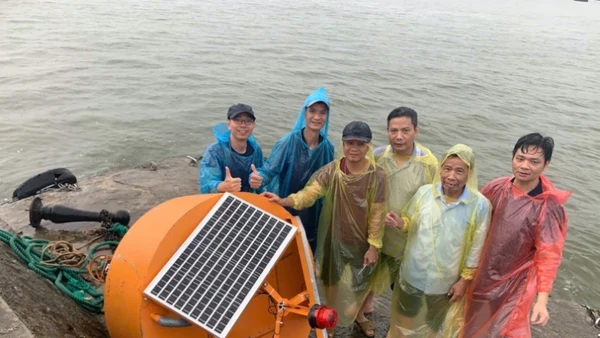 Hình ảnh nhóm thực hiện đề tài lắp đặt thử nghiệm hệ thống quan trắc tự động tại đảo Hòn Dấu.