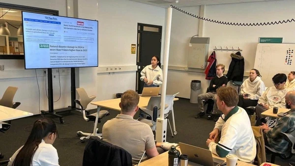 Huỳnh Thị Hồng Xuyến chia sẻ nghiên cứu với giảng viên và sinh viên Đại học Khoa học Ứng dụng Saxion, Hà Lan.