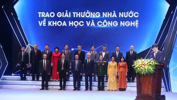 Các tác giả, đại diện tác giả, đại diện đồng tác giả của 12 công trình, cụm công trình được tặng Giải thưởng Nhà nước về khoa học và công nghệ, năm 2022.