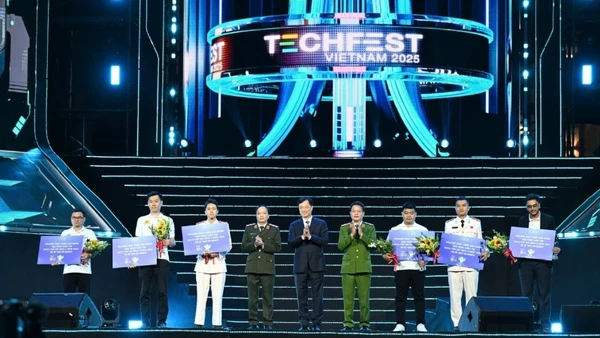 Bí thư Thành ủy Hà Nội Nguyễn Duy Ngọc; Thứ trưởng Công an Đặng Hồng Đức; Cục trưởng Cục Cảnh sát quản lý hành chính về trật tự xã hội Vũ Văn Tấn trao Kỷ niệm chương, voucher hỗ trợ tham gia Trung tâm Đổi mới sáng tạo và tặng hoa chúc mừng các đội đoạt giải Cuộc thi Data for Life mùa 3.