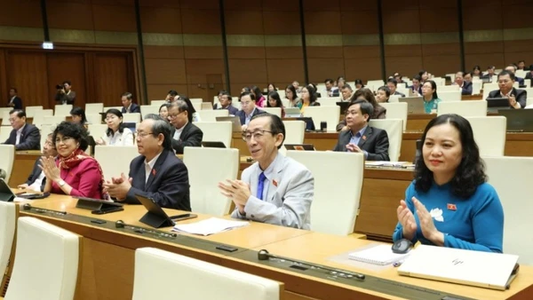 Các đại biểu Quốc hội biểu quyết Luật Chuyển đổi số.