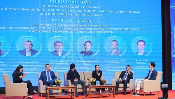 Các diễn giả tại Phiên thảo luận với chủ đề "Thúc đẩy hợp tác ba bên: Tổ chức tài chính quốc tế - Đầu tư mạo hiểm Nhà nước - Đầu tư mạo hiểm tư nhân cho khởi nghiệp sáng tạo Việt Nam".