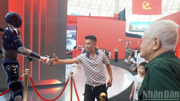 Trong không gian Triển lãm 95 năm Cờ Đảng soi đường do Báo Nhân Dân thực hiện tại Trung tâm Triển lãm quốc gia (Đông Anh, Hà Nội), nhiều người thích thú khi tương tác với robot được tích hợp AI để nhận diện khuôn mặt, giọng nói và phản hồi linh hoạt.