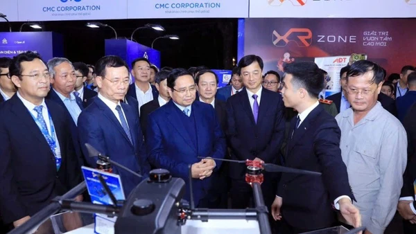 Thủ tướng Phạm Minh Chính, Bộ trưởng Khoa học và Công nghệ Nguyễn Mạnh Hùng cùng các đại biểu tham quan, nghe giới thiệu về một sản phẩm công nghệ mới.