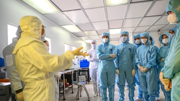 Các nghiên cứu sinh tại Trung tâm Nano và Năng lượng, trường Đại học Khoa học Tự nhiên, Đại học Quốc gia Hà Nội, nơi đào tạo và nghiên cứu về bán dẫn.