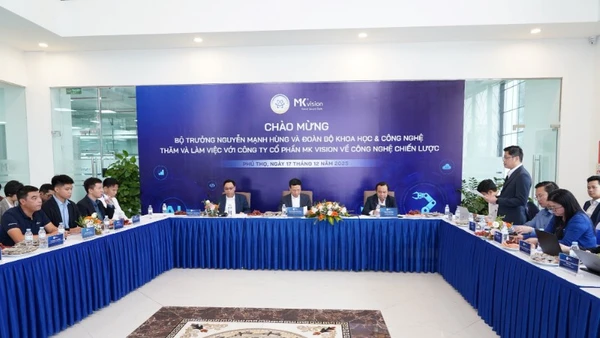 Bộ trưởng Nguyễn Mạnh Hùng và đoàn công tác của Bộ Khoa học và Công nghệ tham quan các sản phẩm công nghệ của Công ty cổ phần MK Vision.