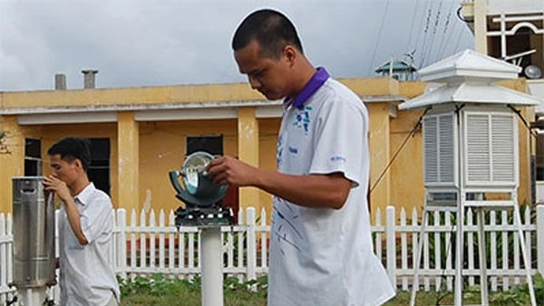 Phát triển vật lý: Bài toán nền tảng cho nâng cao tiềm lực khoa học và công nghệ. Trong ảnh: Các quan trắc viên Trạm khí tượng hải văn Trường Sa thu nhập số liệu.