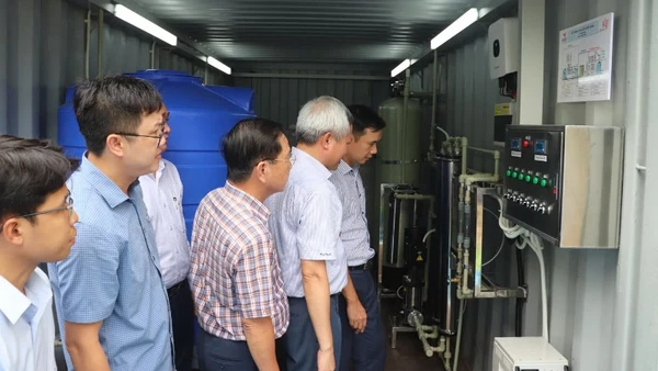 Đoàn Bộ Khoa học và Công nghệ kiểm tra hệ thống lọc nước tại Vĩnh Long.