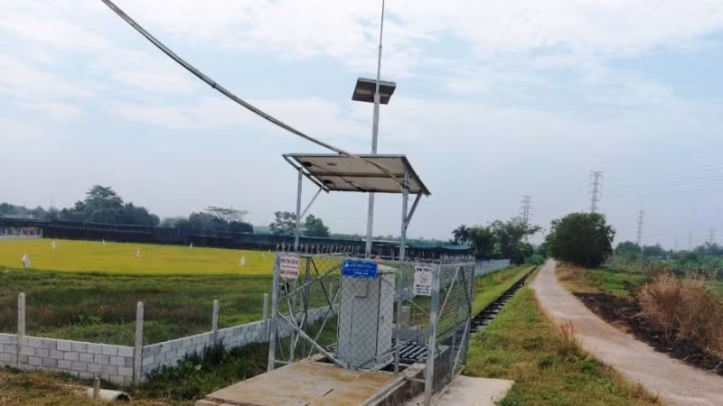 Thiết bị đo nước tự động trên kênh nội đồng giúp cấp nước chính xác cho cây trồng, đồng thời giảm gánh nặng lao động cho công nhân thủy nông.