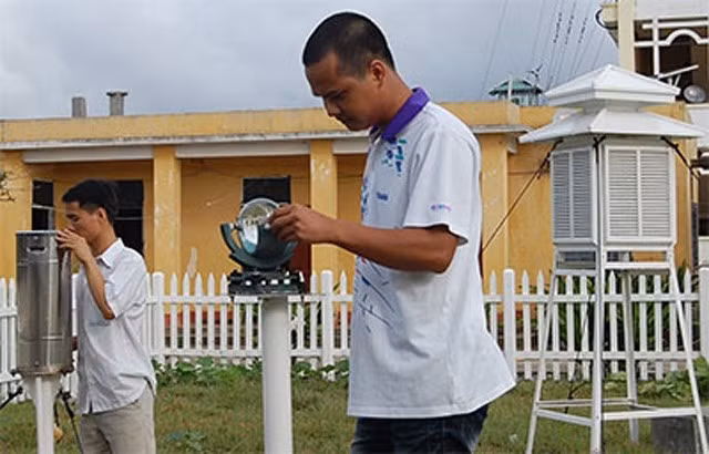 Phát triển vật lý: Bài toán nền tảng cho nâng cao tiềm lực khoa học và công nghệ. Trong ảnh: Các quan trắc viên Trạm khí tượng hải văn Trường Sa thu nhập số liệu.