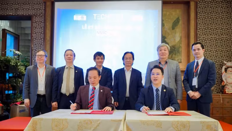 Lễ ký kết giữa các đơn vị tại “Diễn đàn hợp tác quốc tế phát triển đầu tư”.