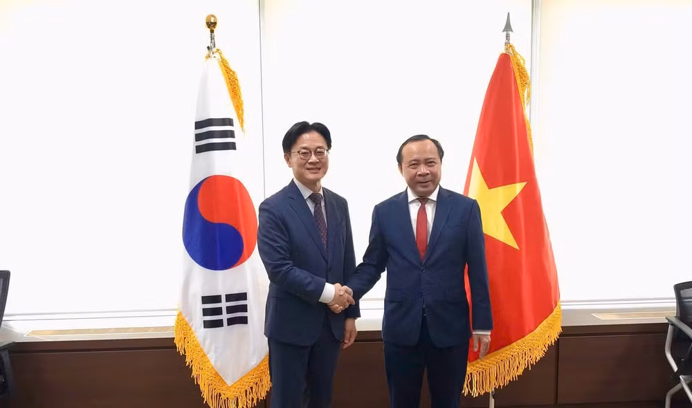 Bộ trưởng Khoa học và Công nghệ Vũ Hải Quân làm việc với Bộ trưởng Thương mại, Công nghiệp và Tài nguyên Hàn Quốc Kim Jung Kwan. (Ảnh: MST)
