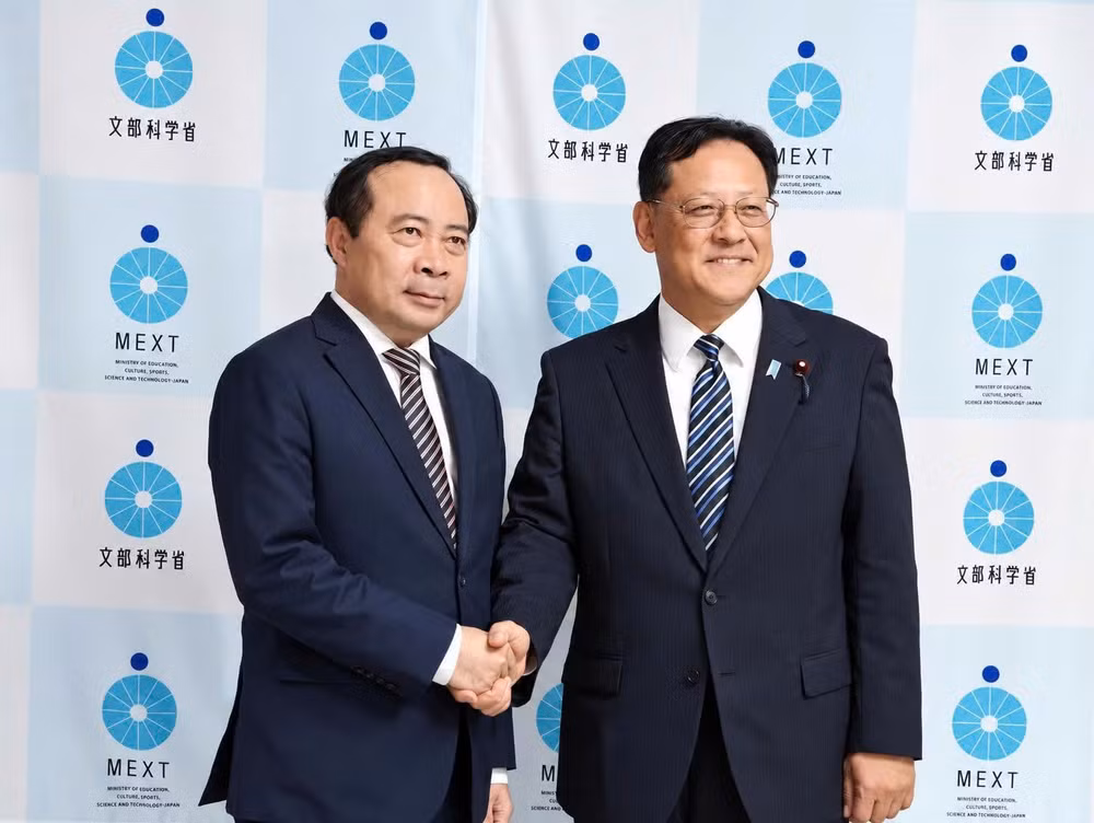 Bộ trưởng Vũ Hải Quân làm việc với ông Seki Yoshihiro - Bộ trưởng Giáo dục, Văn hóa, Thể thao, Khoa học và Công nghệ Nhật Bản (MEXT). (Ảnh: MST)