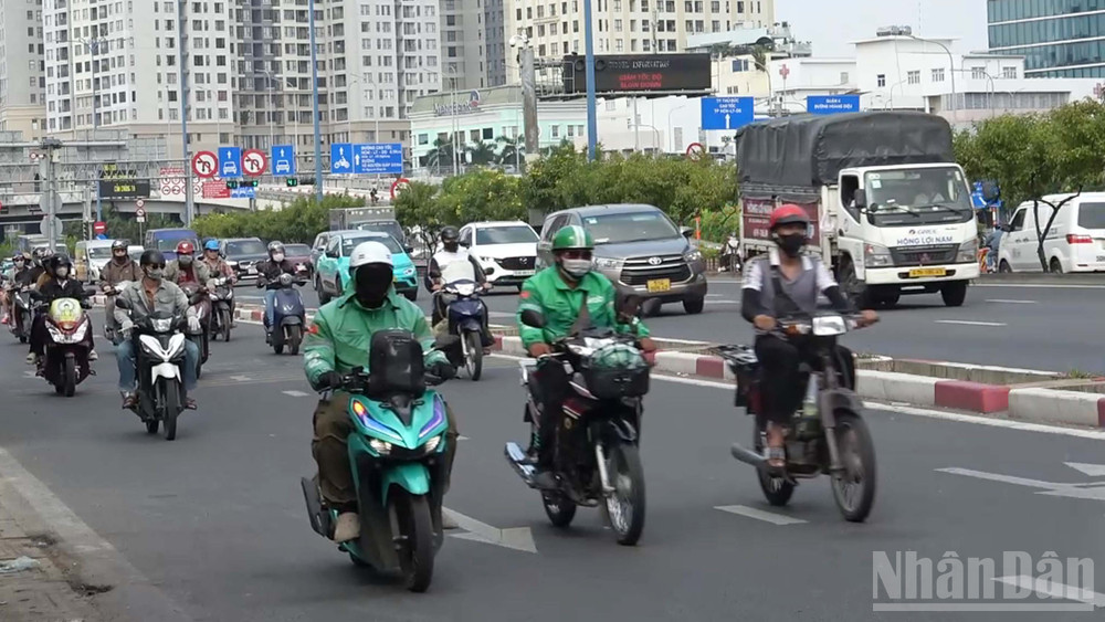 Người tham gia dịch vụ vận chuyển bằng xe máy sẽ đi đầu trong chuyển đổi xanh. (Ảnh: Tùng Anh) ndo_br_shiper.jpg