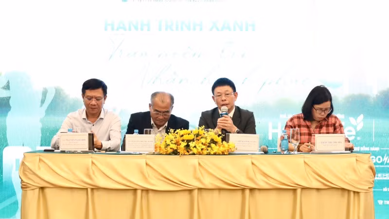 Ban tổ chức giải đáp các thắc mắc của giới truyền thông. 