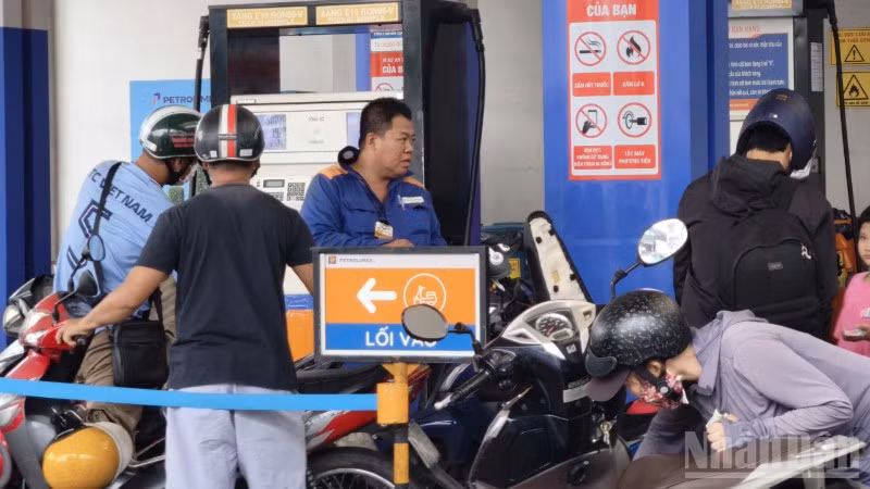 Sáng 28/5, vẫn rất nhiều người dân chọn đổ xăng A95 tại các cây xăng Petro. (Ảnh: Tùng Anh)