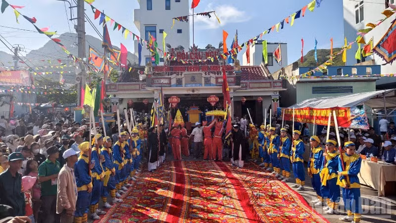 Lễ hội Cầu ngư Nhơn Hải diễn ra từ ngày 11-13 âm lịch hằng năm thể hiện lòng biết ơn và niềm tin của ngư dân vào vị thần biển cả.