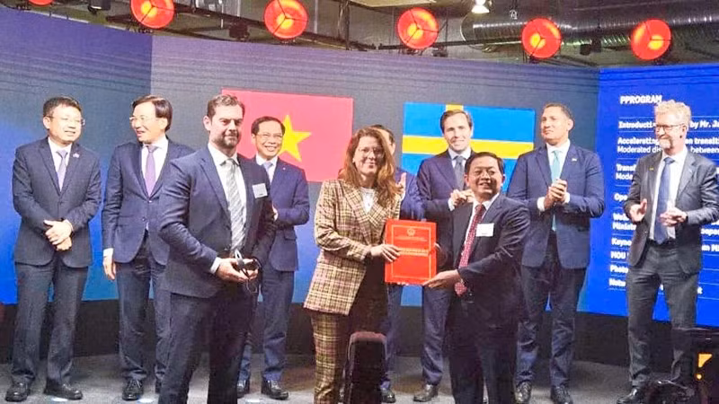 Bí thư Tỉnh ủy Hồ Quốc Dũng (hàng trước, bên phải) trao Giấy chứng nhận đăng ký đầu tư cho đại diện Công ty SYRE Impact AB.