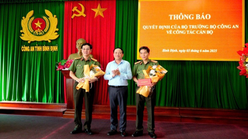 Chủ tịch Ủy ban nhân dân tỉnh trao Quyết định mới cho các đồng chí Công an tỉnh Bình Định. z6668215357744-7fe8dd73ff98b0d81f22836ffee4e066-6963.jpg