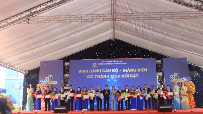 Tri ân cán bộ, giảng viên có thành tích nổi bật trong suốt 20 năm qua.