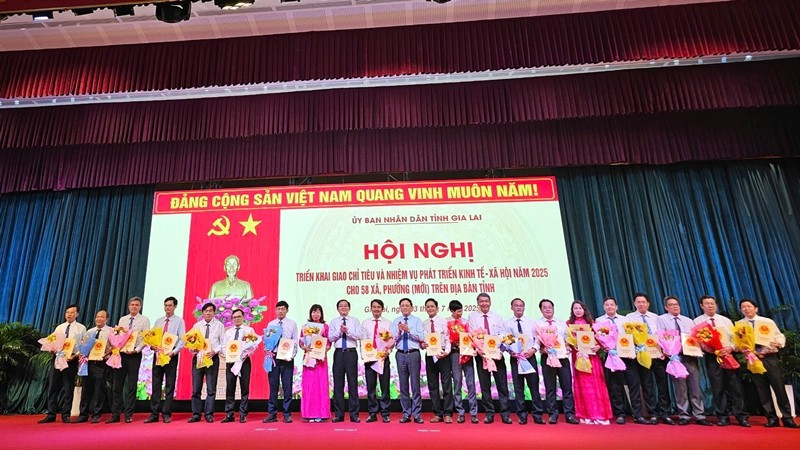 Lãnh đạo tỉnh Gia Lai trao Quyết định giao chỉ tiêu và nhiệm vụ phát triển kinh tế-xã hội năm 2025 cho 58 xã, phường (mới) trên địa bàn tỉnh. z6767046607885-e3c1d12bd33c020481bad7dd0a69da7f.jpg