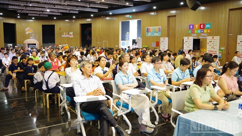 Robotacon 2025 được tổ chức với không gian mở, chào đón không chỉ các đội thi mà còn cả cộng đồng, phụ huynh và các em học sinh đến tham quan, trải nghiệm. ndo_br_imgp0333.jpg
