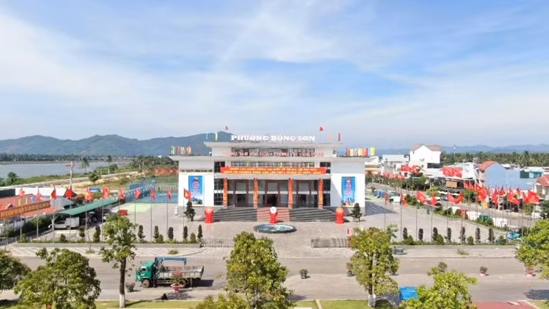 Một góc đô thị phường Bồng Sơn sau sáp nhập, với hệ thống cây xanh và chiếu sáng được đầu tư đồng bộ.