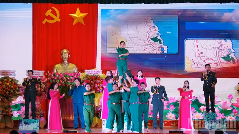 Biểu diễn văn nghệ chào mừng tại buổi gặp mặt.